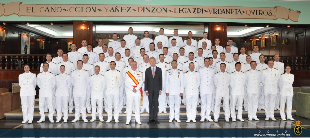 Se han entregado los Reales Despachos a aquellos oficiales que han finalizado su período formativo y pasarán destinados a unidades y buques de la Armada